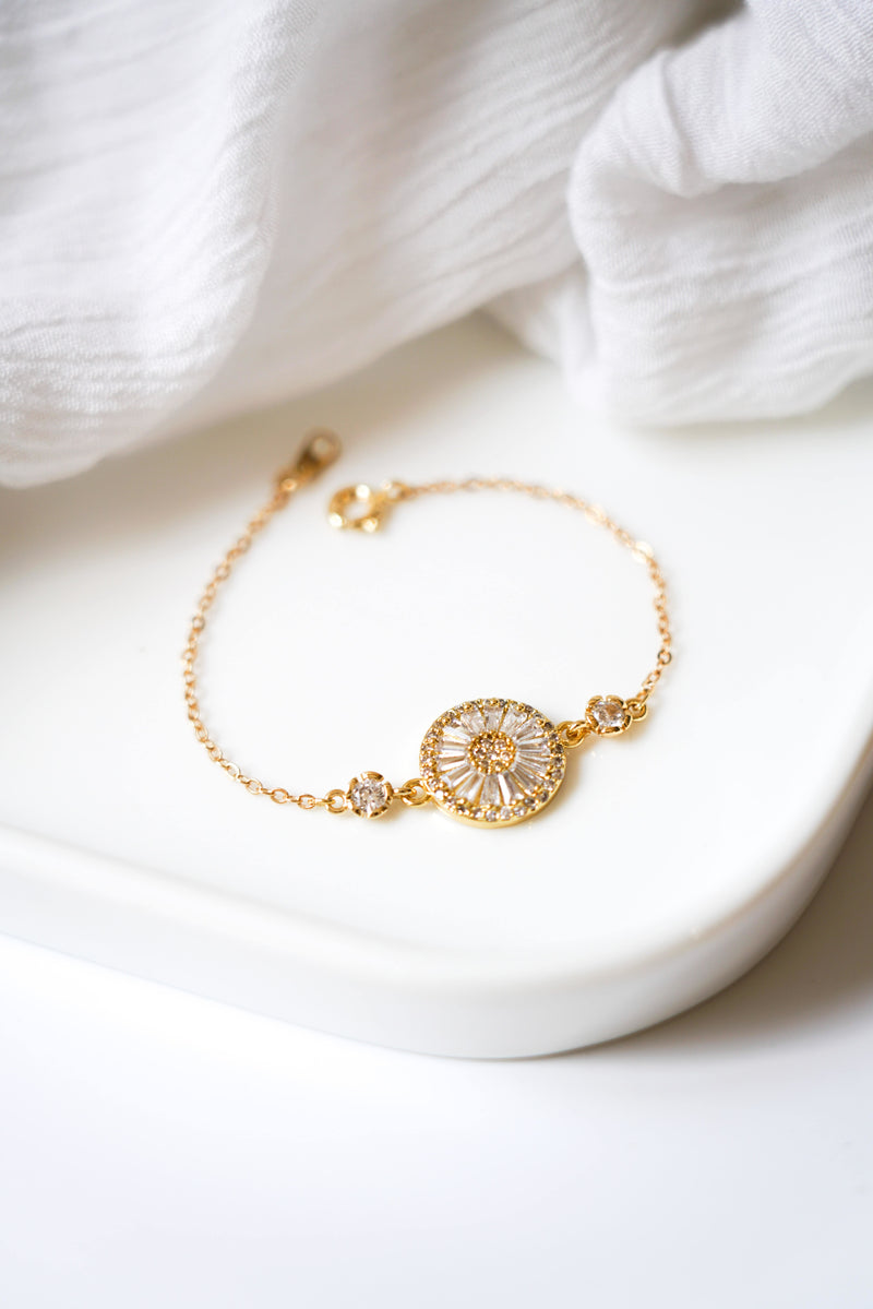bracelet de mariage en or avec des connecteurs en cristaux et un pendantif en or