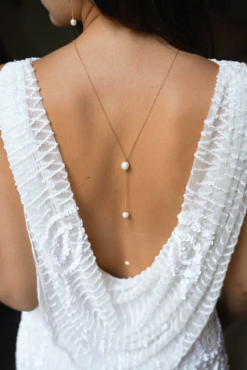 collier de dos pour mariage avec une chaine en or et 3 perles de la plus grande à la plus petite
