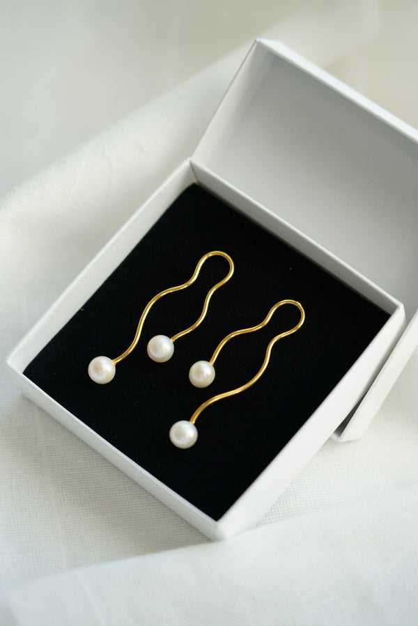 Boucles d'oreilles modernes dorées avec perle naturelle