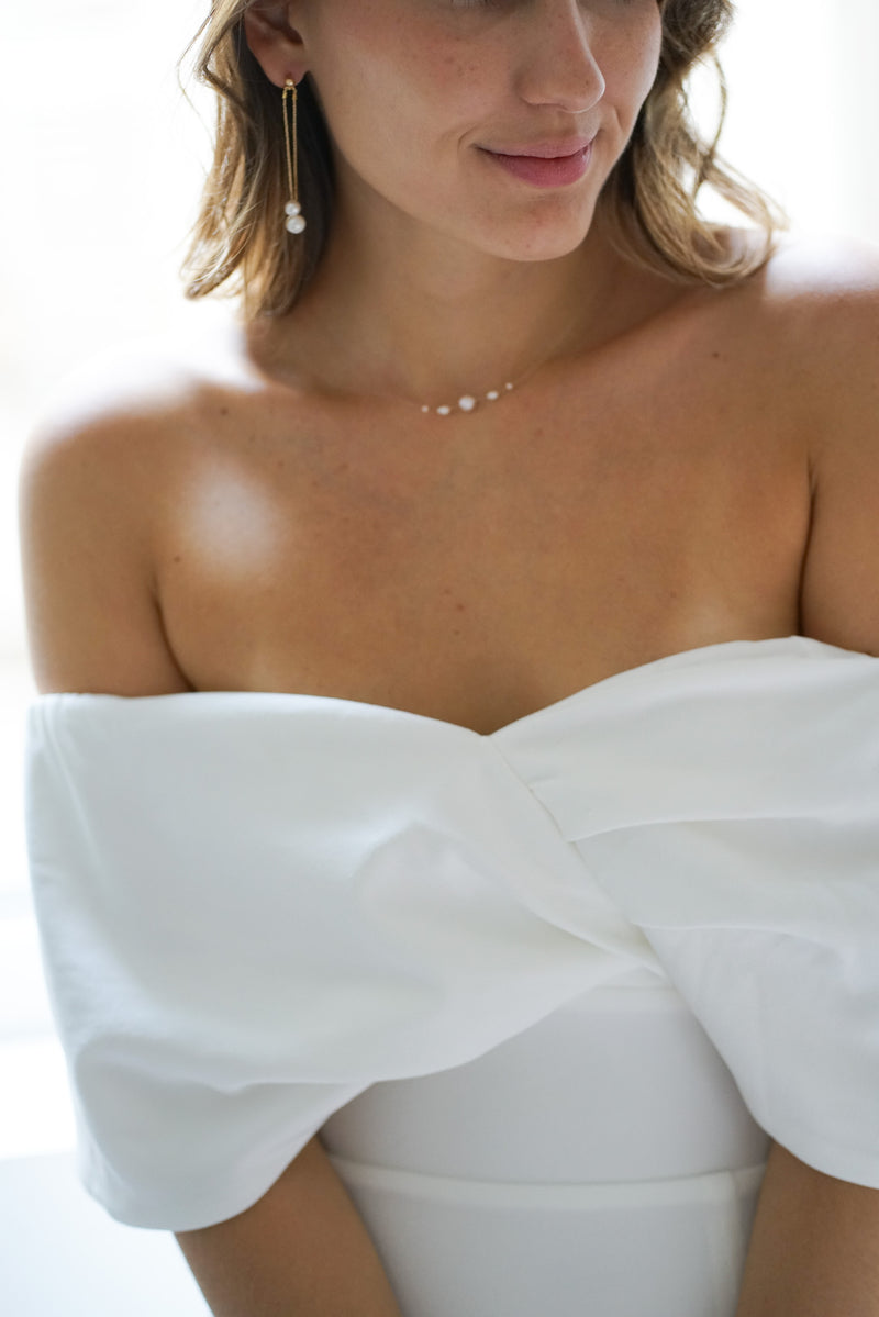 Mariée portant un collier de mariée avec fil transparent et cinq perles naturelles élégant