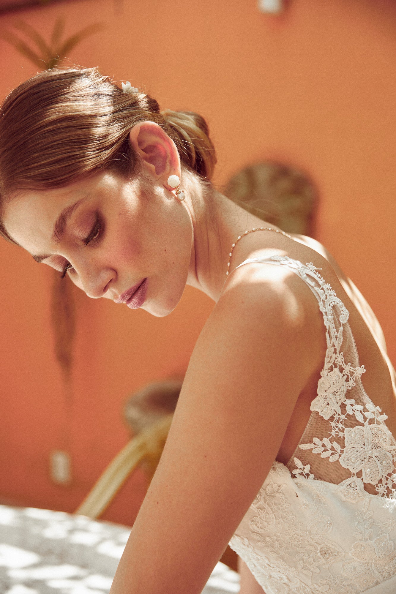 Livia - Boucles d'oreilles mariage roses nacrées et perles - Boucles d'oreilles courtes - Atelier Lilac