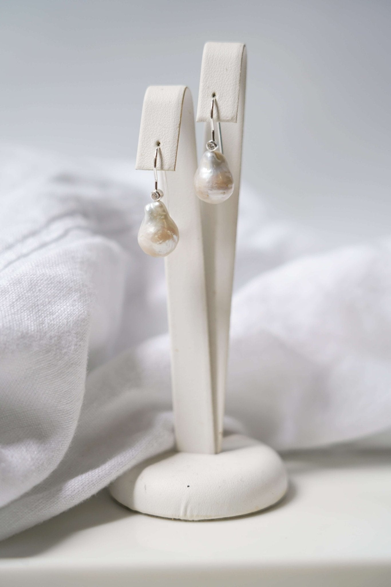 Melo - Boucles d'oreilles minimalistes perle baroque - Boucles d'oreilles courtes - Atelier Lilac