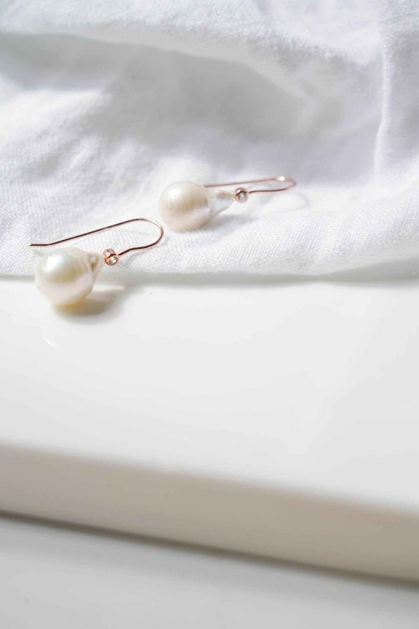 Melo - Boucles d'oreilles minimalistes perle baroque - Boucles d'oreilles courtes - Atelier Lilac