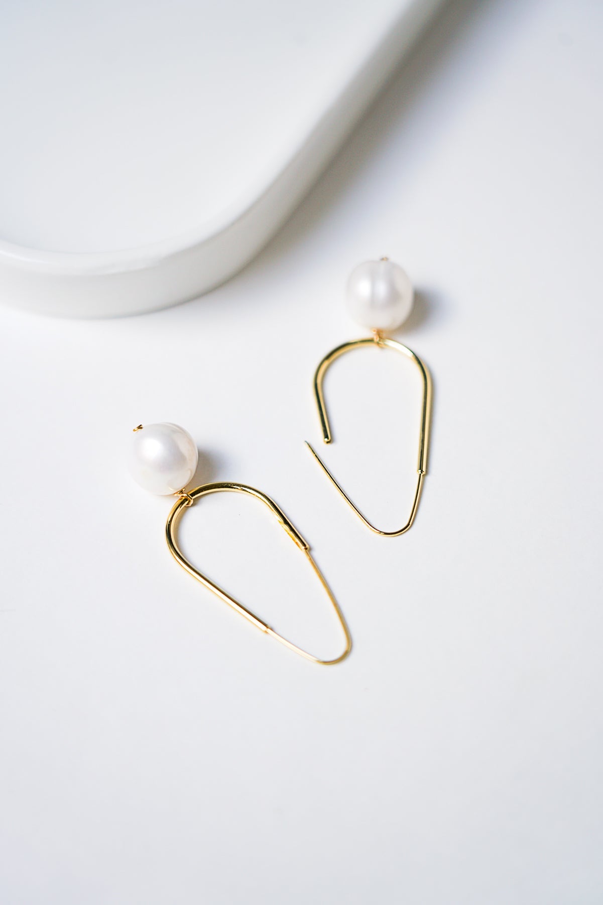 Onda - Boucles d'oreilles créoles perle naturelle - Boucles d'oreilles longues - Atelier Lilac