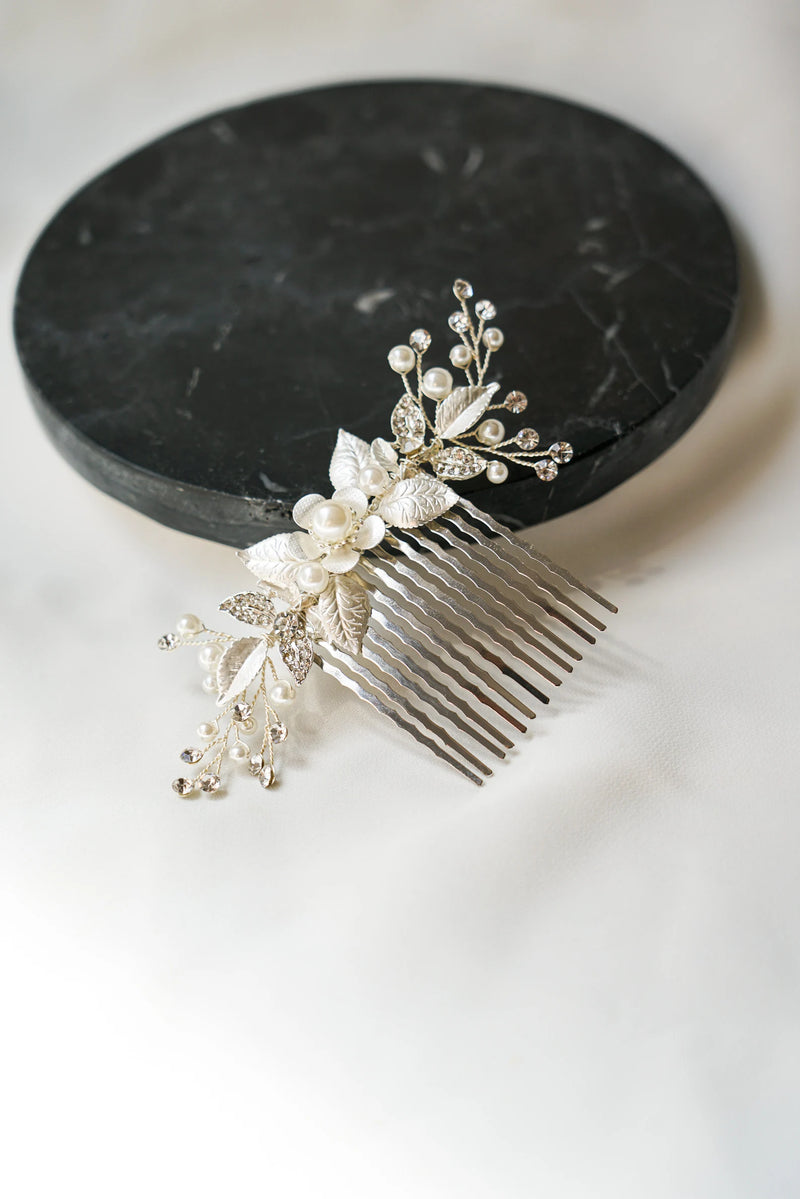 Peigne argenté fait de fleurs et feuilles en argent, de perles et de cristaux