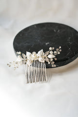 Peigne à cheveux argenté avec un assemblage de fleurs et de feuilles en argent, perles et cristaux