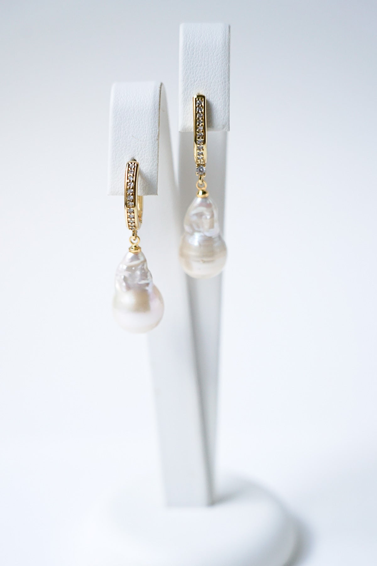 Perola - Boucles d'oreilles perles baroques irrégulières - Boucles d'oreilles courtes - Atelier Lilac