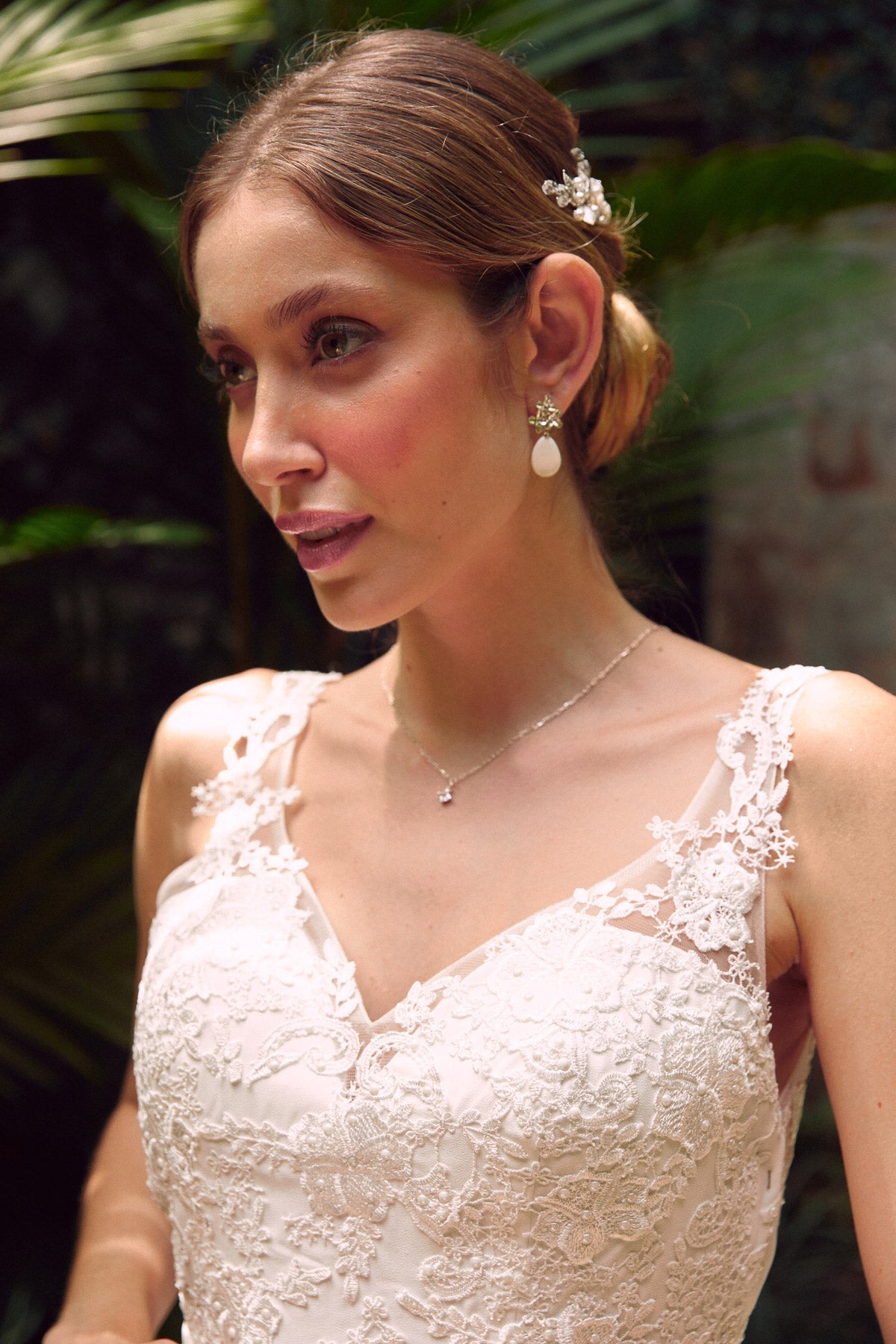 Pura - Boucles d'oreilles florales et goutte nacre - Boucles d'oreilles courtes - Atelier Lilac