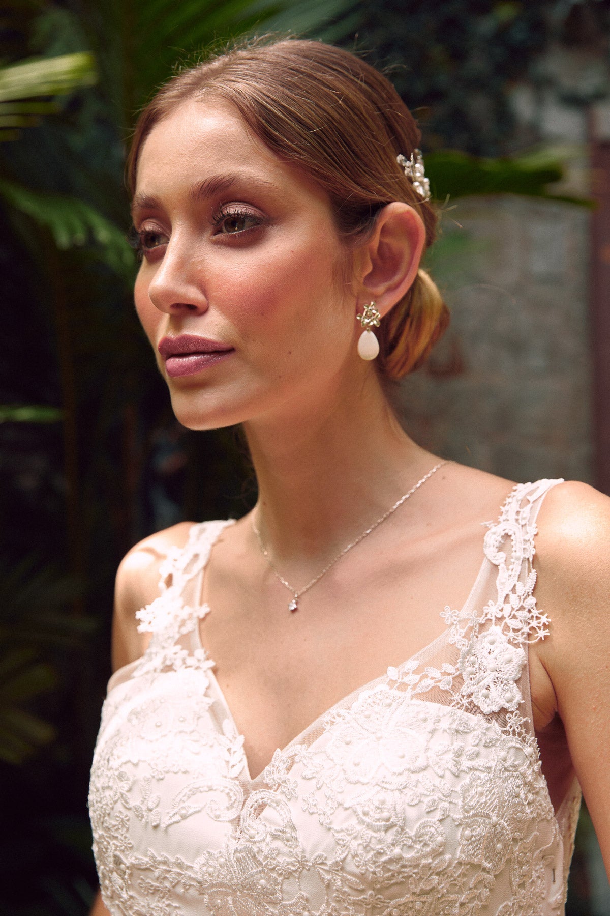 Pura - Boucles d'oreilles florales et goutte nacre - Boucles d'oreilles courtes - Atelier Lilac